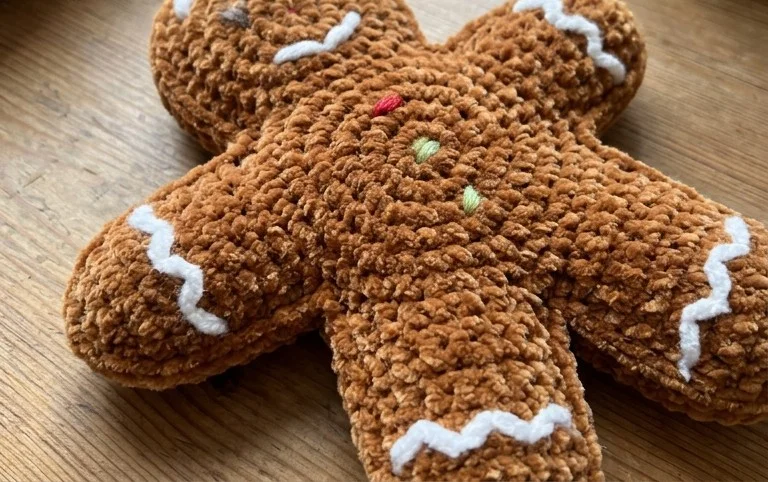 Free Crochet Gingerbread Cookie Pattern That Feels So Festive